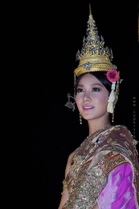 สาวหน้าไทยๆกับชุดไทยอันสวยงาม
