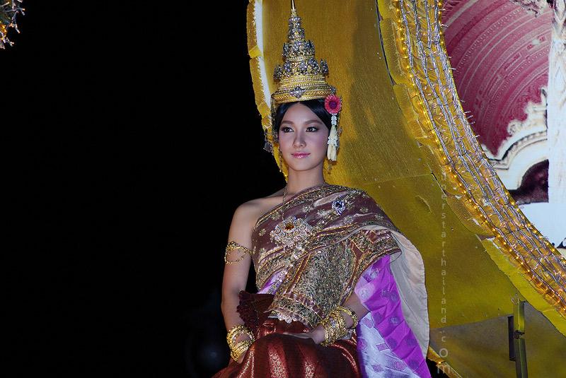 สาวหน้าไทยๆกับชุดไทยอันสวยงาม