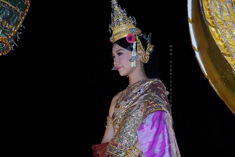 สาวหน้าไทยๆกับชุดไทยอันสวยงาม
