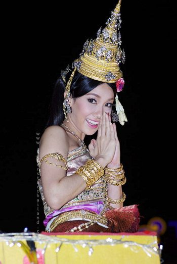 สาวหน้าไทยๆกับชุดไทยอันสวยงาม