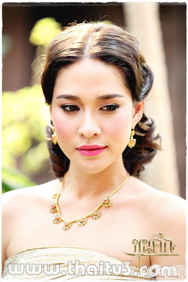 สาวหน้าไทยๆกับชุดไทยอันสวยงาม