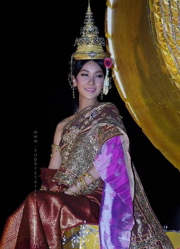 สาวหน้าไทยๆกับชุดไทยอันสวยงาม