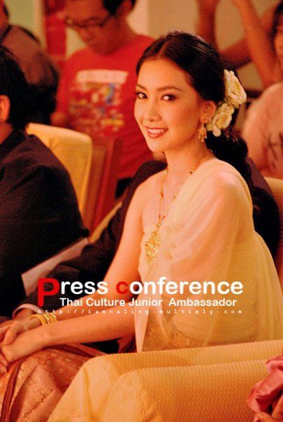 สาวหน้าไทยๆกับชุดไทยอันสวยงาม
