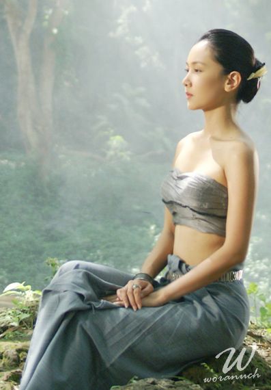 สาวหน้าไทยๆกับชุดไทยอันสวยงาม