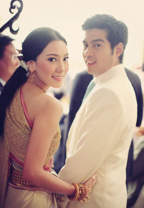 สาวหน้าไทยๆกับชุดไทยอันสวยงาม