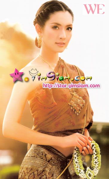 สาวหน้าไทยๆกับชุดไทยอันสวยงาม