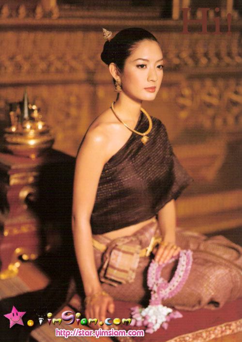 สาวหน้าไทยๆกับชุดไทยอันสวยงาม