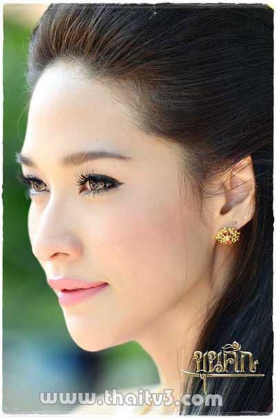 สาวหน้าไทยๆกับชุดไทยอันสวยงาม