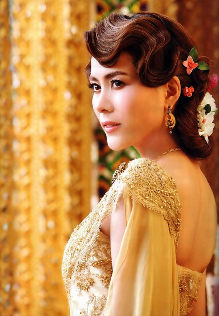 สาวหน้าไทยๆกับชุดไทยอันสวยงาม
