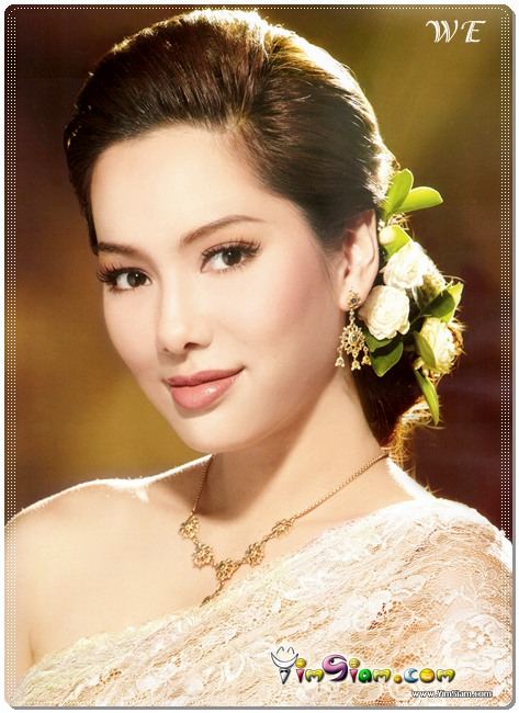 สาวหน้าไทยๆกับชุดไทยอันสวยงาม