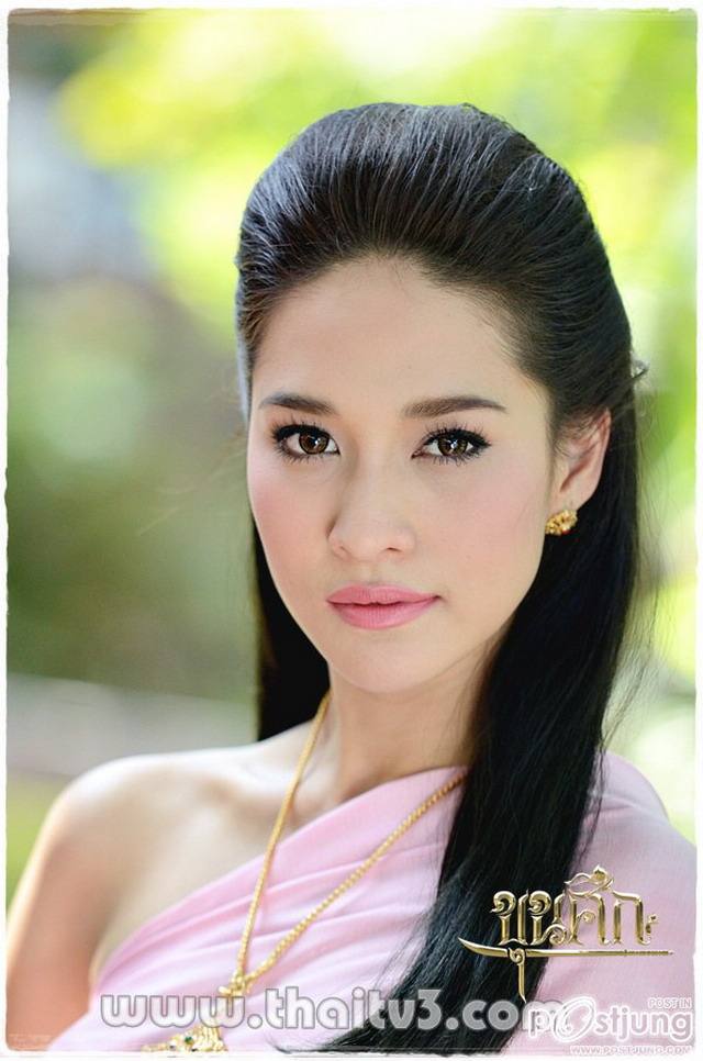 สาวหน้าไทยๆกับชุดไทยอันสวยงาม