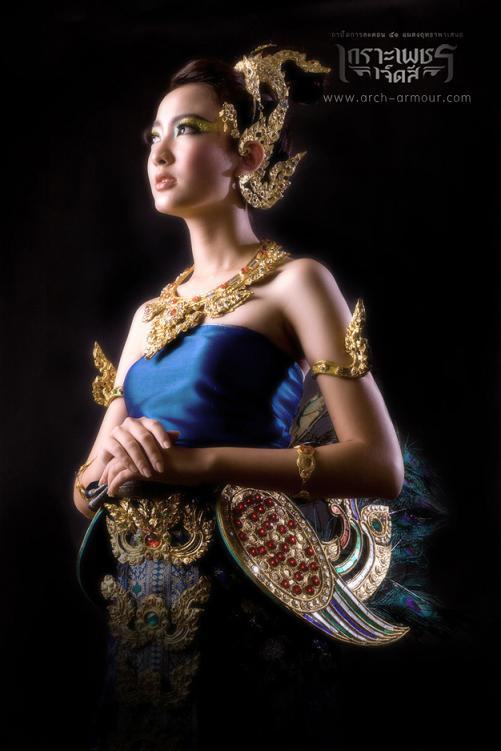 สาวหน้าไทยๆกับชุดไทยอันสวยงาม
