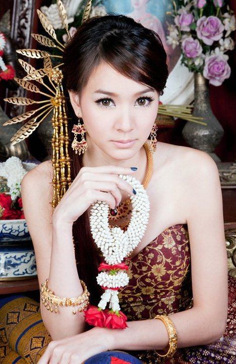 สาวหน้าไทยๆกับชุดไทยอันสวยงาม