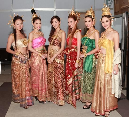 สาวหน้าไทยๆกับชุดไทยอันสวยงาม