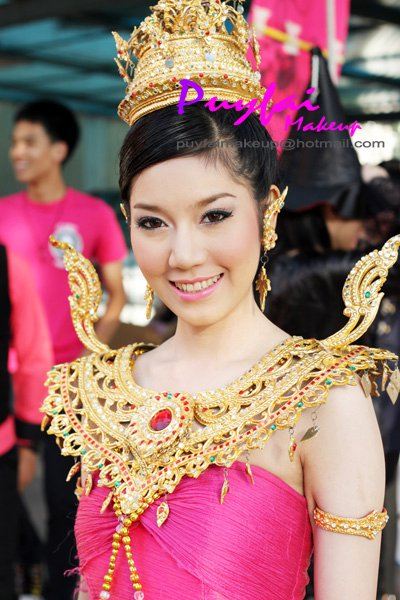 สาวหน้าไทยๆกับชุดไทยอันสวยงาม