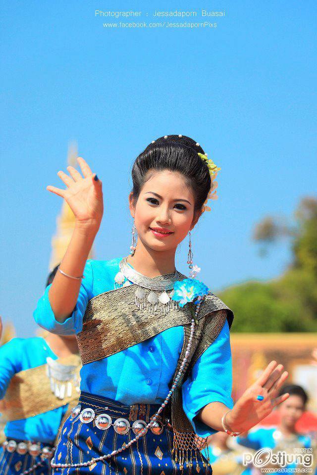 สาวหน้าไทยๆกับชุดไทยอันสวยงาม