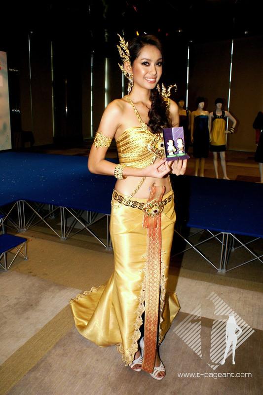 สาวหน้าไทยๆกับชุดไทยอันสวยงาม