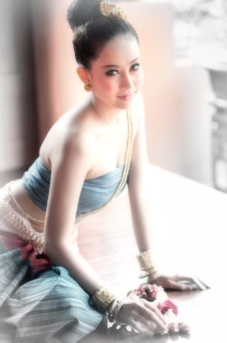 สาวหน้าไทยๆกับชุดไทยอันสวยงาม