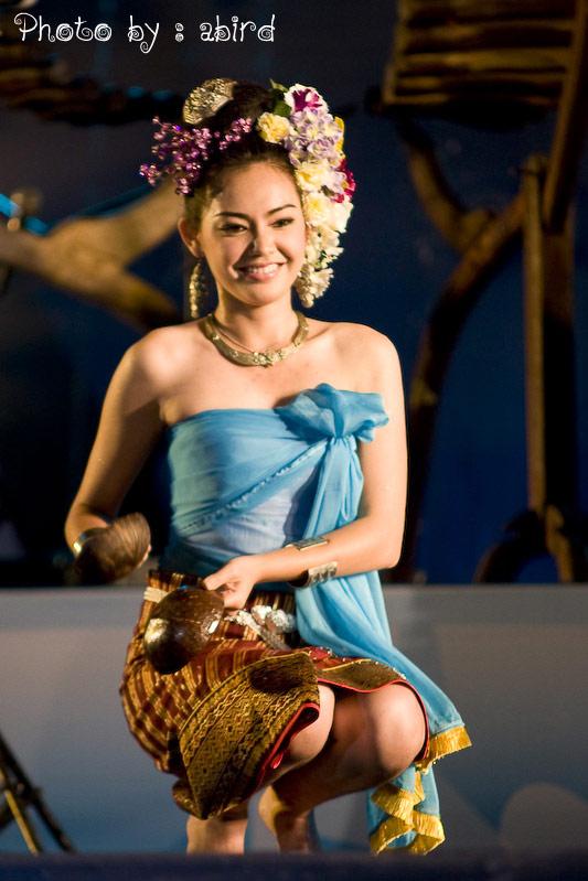 สาวหน้าไทยๆกับชุดไทยอันสวยงาม