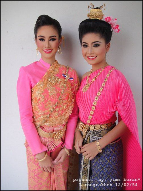 สาวหน้าไทยๆกับชุดไทยอันสวยงาม
