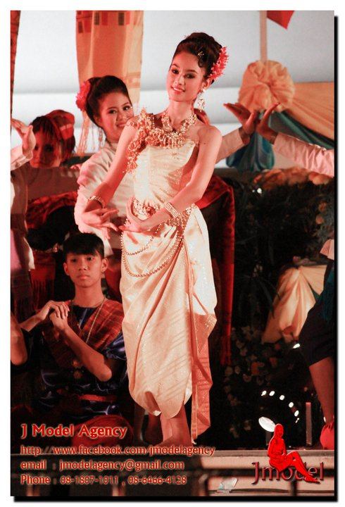 สาวหน้าไทยๆกับชุดไทยอันสวยงาม