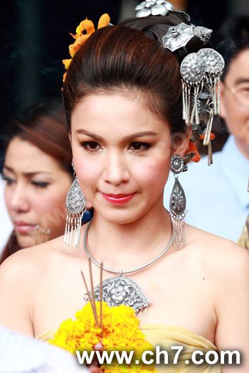 สาวหน้าไทยๆกับชุดไทยอันสวยงาม