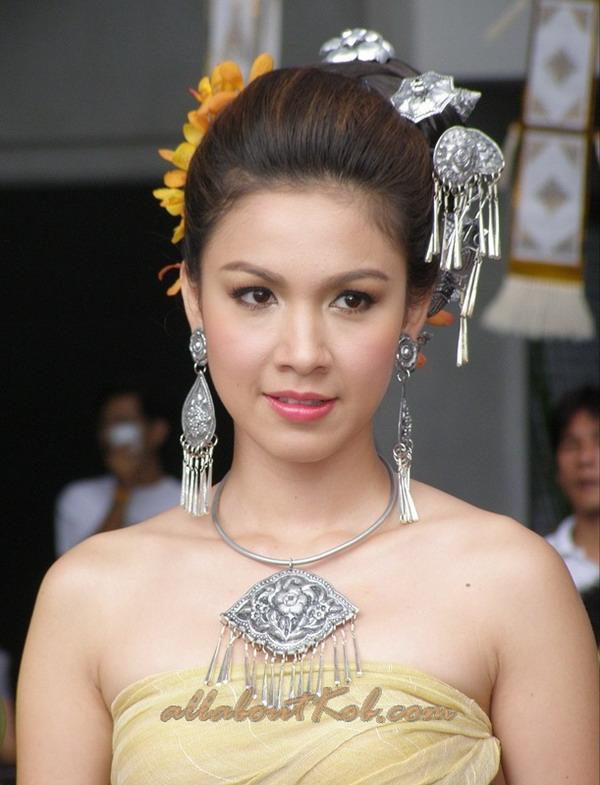 สาวหน้าไทยๆกับชุดไทยอันสวยงาม