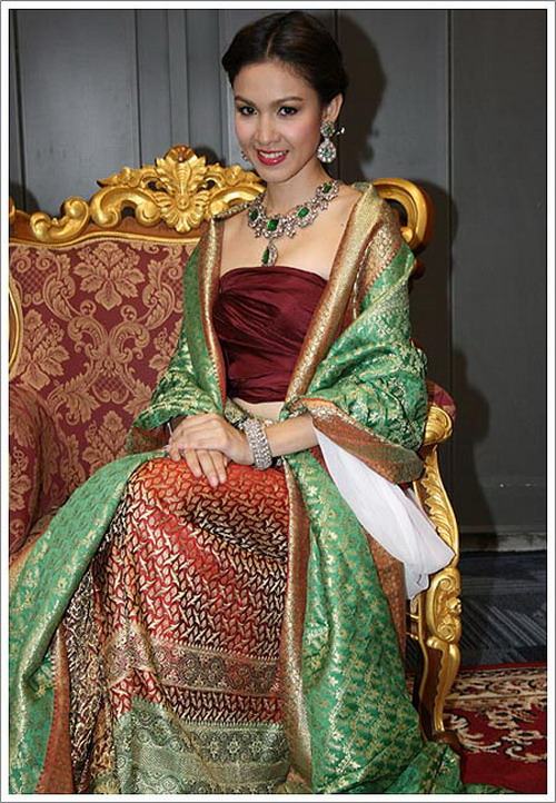 สาวหน้าไทยๆกับชุดไทยอันสวยงาม