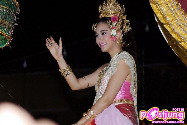สาวหน้าไทยๆกับชุดไทยอันสวยงาม
