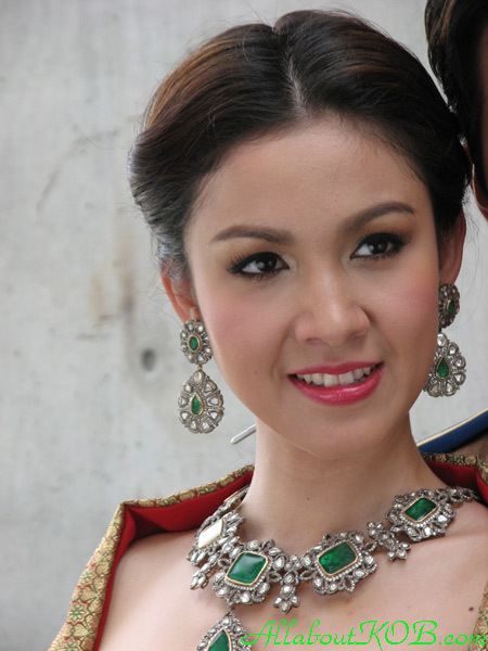 สาวหน้าไทยๆกับชุดไทยอันสวยงาม