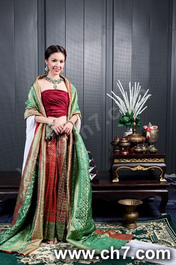 สาวหน้าไทยๆกับชุดไทยอันสวยงาม
