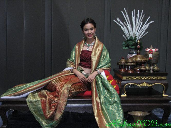 สาวหน้าไทยๆกับชุดไทยอันสวยงาม