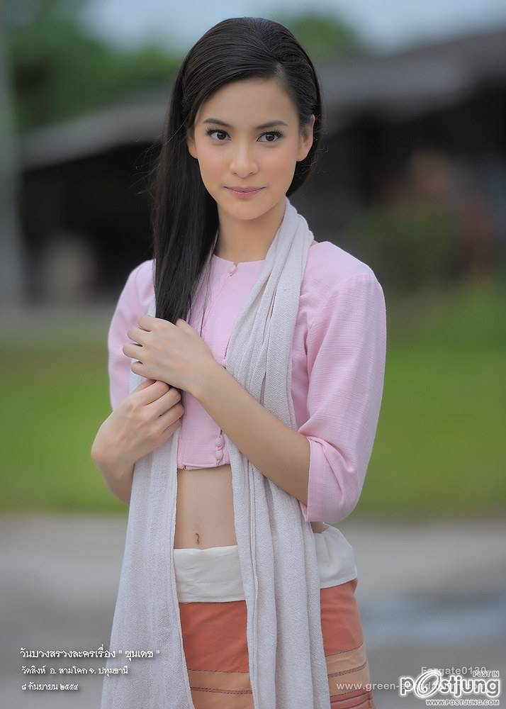 สาวหน้าไทยๆกับชุดไทยอันสวยงาม