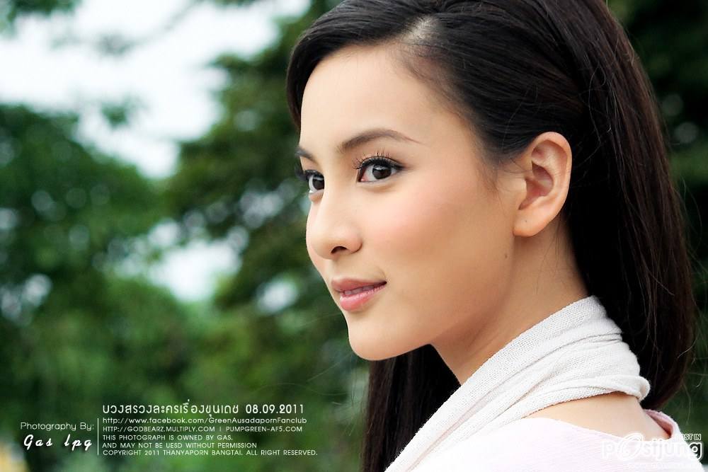 สาวหน้าไทยๆกับชุดไทยอันสวยงาม
