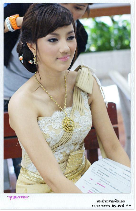 สาวหน้าไทยๆกับชุดไทยอันสวยงาม