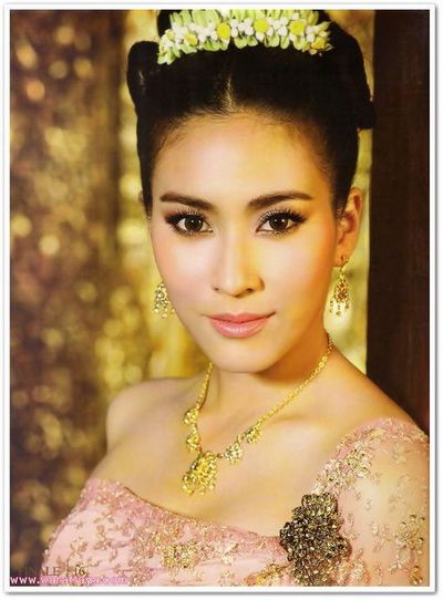 สาวหน้าไทยๆกับชุดไทยอันสวยงาม