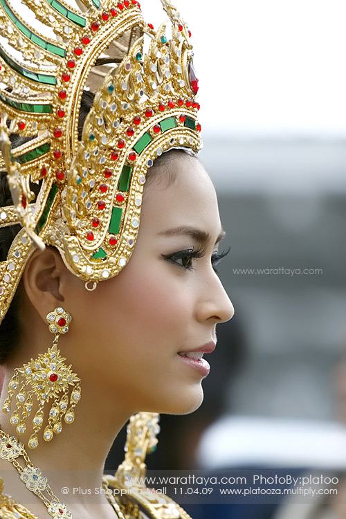 สาวหน้าไทยๆกับชุดไทยอันสวยงาม