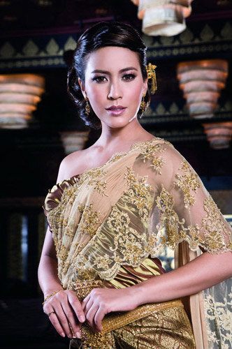 สาวหน้าไทยๆกับชุดไทยอันสวยงาม