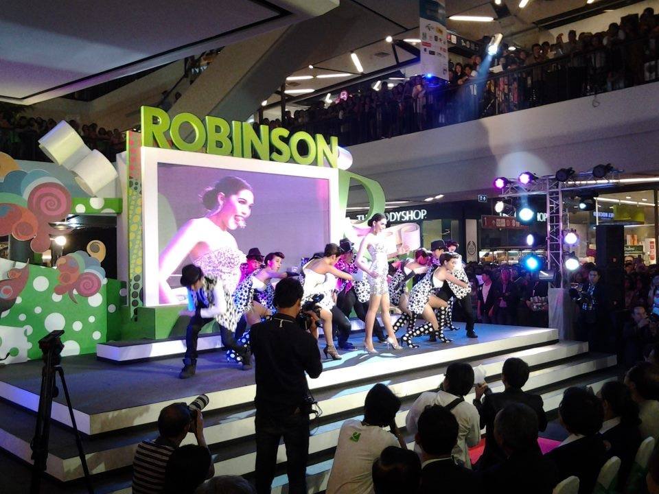ชมพู่ อารยา ในงานGrand Opening Robinson Central Plaza Suratthani