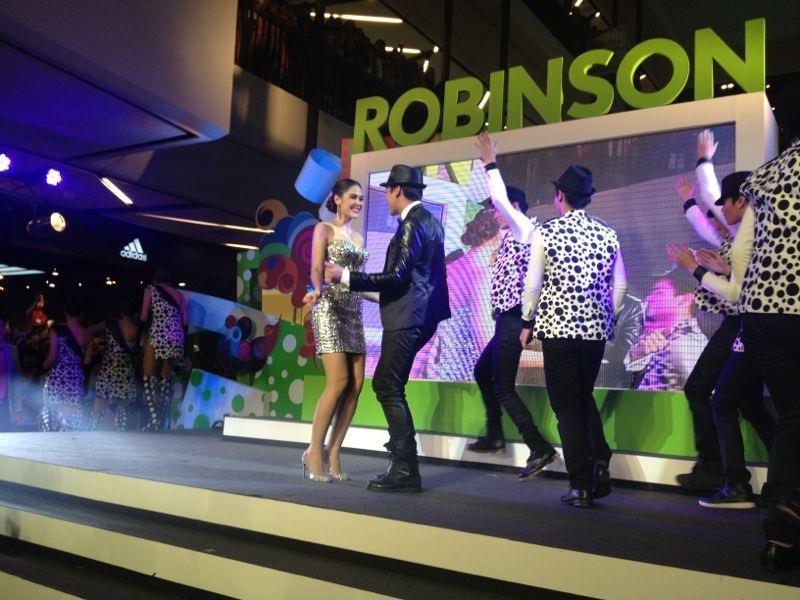 ชมพู่ อารยา ในงานGrand Opening Robinson Central Plaza Suratthani