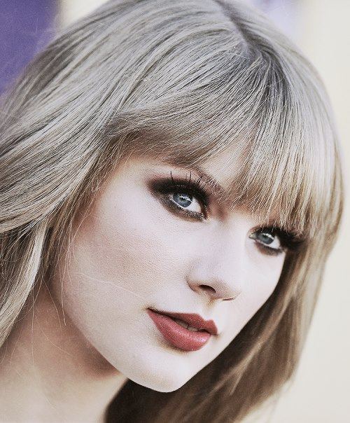 (รูปหาดูยาก) มาดูลายมือของเจ้าหญิงเพลงคันทรี Taylor Swift กัน !