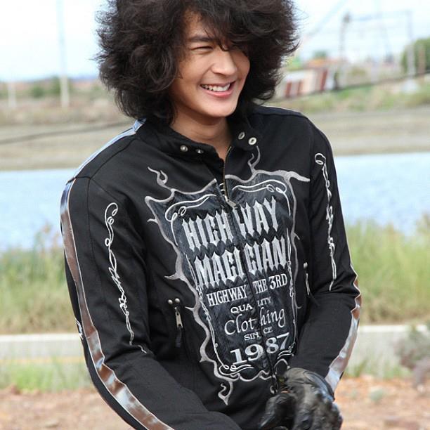 ตาตี่ๆ หุ่นดี หัวฟู ยิ้มขยี้ใจอะ