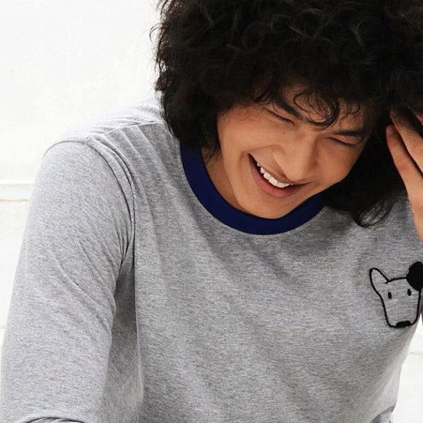 ตาตี่ๆ หุ่นดี หัวฟู ยิ้มขยี้ใจอะ