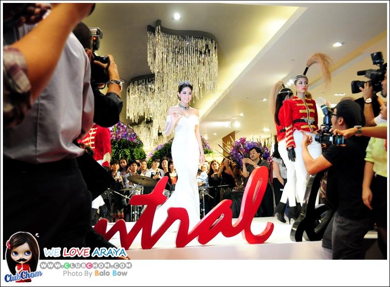 ชมพู่ อารยา ในงานCentral Anniversary Flower Extravaganza