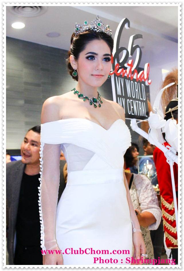 ชมพู่ อารยา ในงานCentral Anniversary Flower Extravaganza