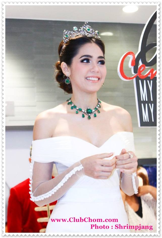 ชมพู่ อารยา ในงานCentral Anniversary Flower Extravaganza