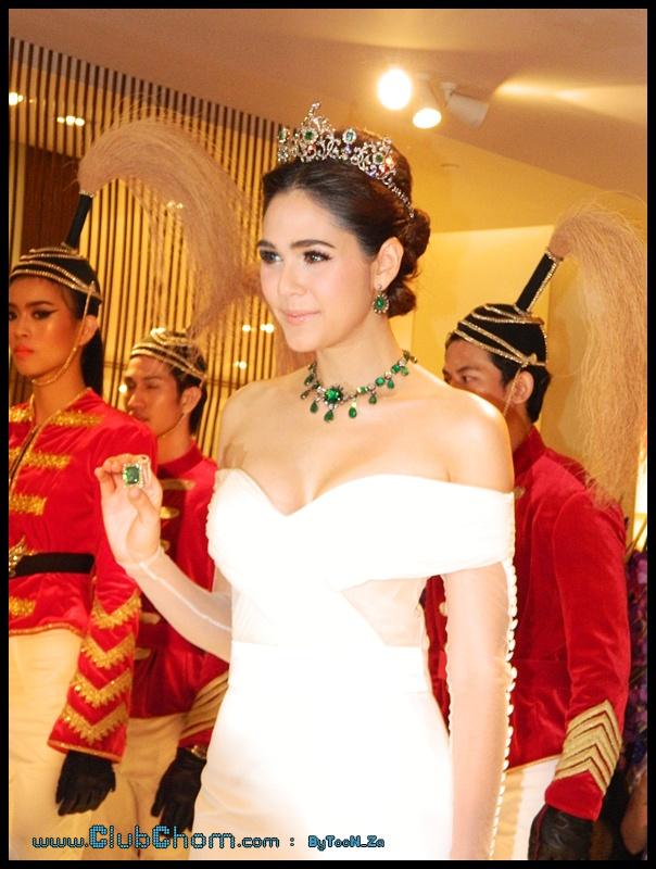 ชมพู่ อารยา ในงานCentral Anniversary Flower Extravaganza