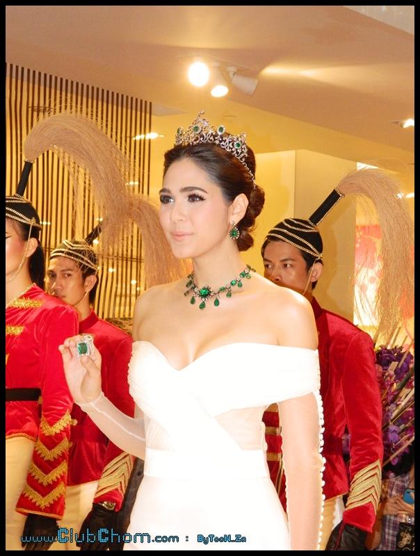 ชมพู่ อารยา ในงานCentral Anniversary Flower Extravaganza