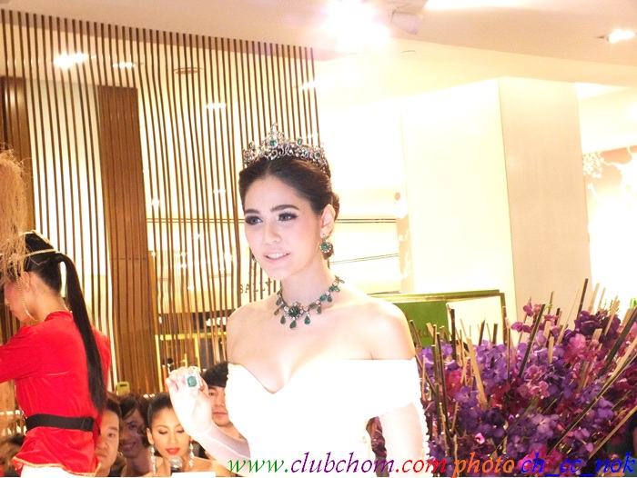 ชมพู่ อารยา ในงานCentral Anniversary Flower Extravaganza