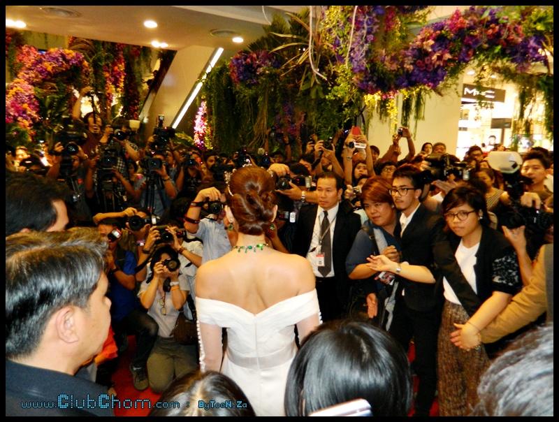 ชมพู่ อารยา ในงานCentral Anniversary Flower Extravaganza
